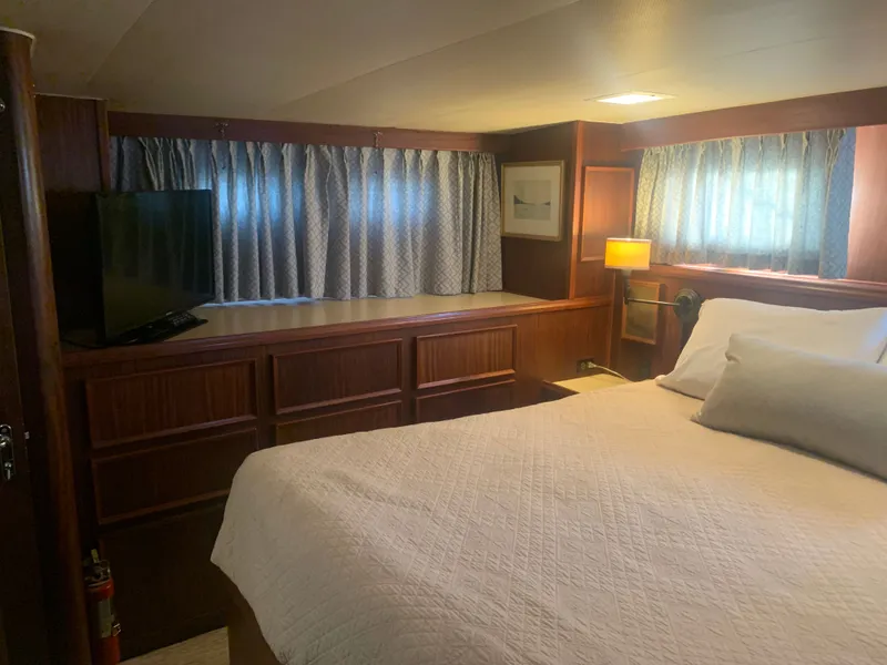 Slide: The Image of Hatteras 53 Extended Deckhouse Motor Yacht 1984 - 60