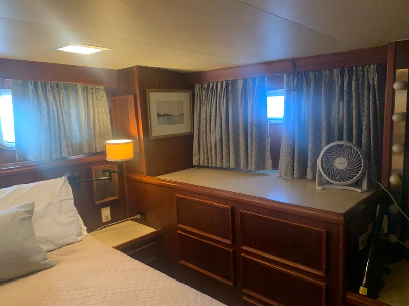 Slide: The Image of Hatteras 53 Extended Deckhouse Motor Yacht 1984 - 66