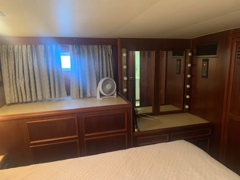 Slide: The Image of Hatteras 53 Extended Deckhouse Motor Yacht 1984 - 68