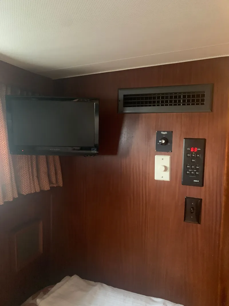 Slide: The Image of Hatteras 53 Extended Deckhouse Motor Yacht 1984 - 74