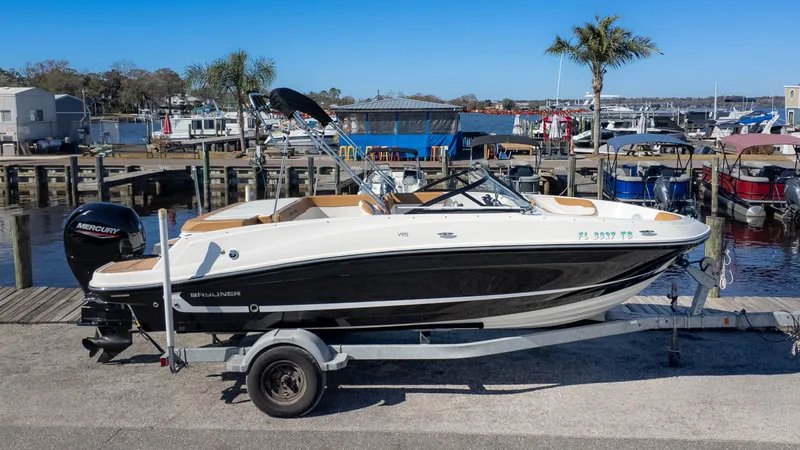 The Image of Bayliner VR5 2022 - 1