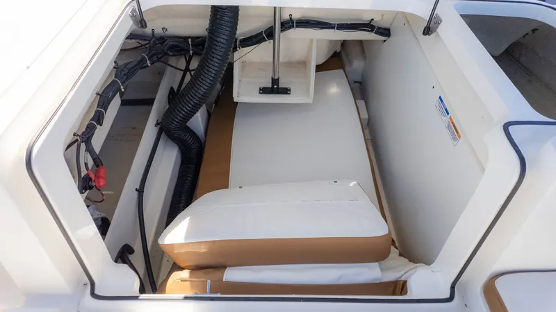 Slide: The Image of Bayliner VR5 2022 - 10