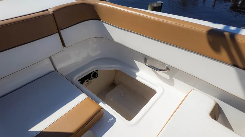 Slide: The Image of Bayliner VR5 2022 - 11