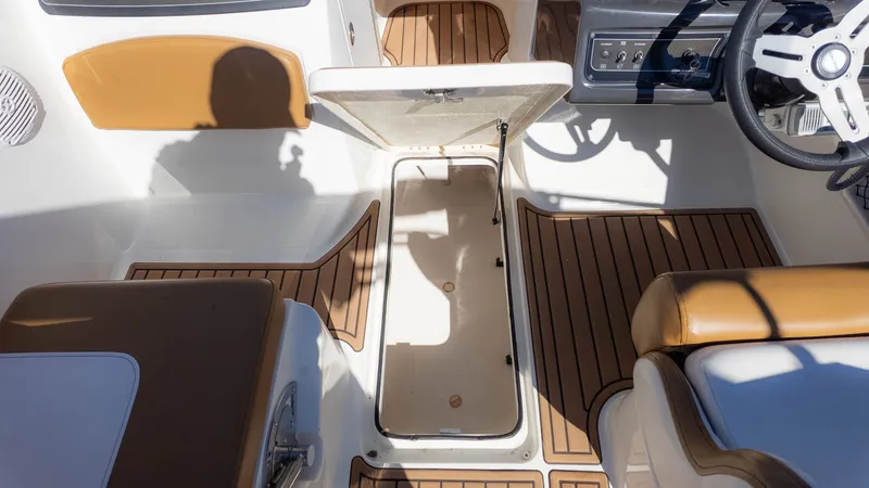 Slide: The Image of Bayliner VR5 2022 - 12