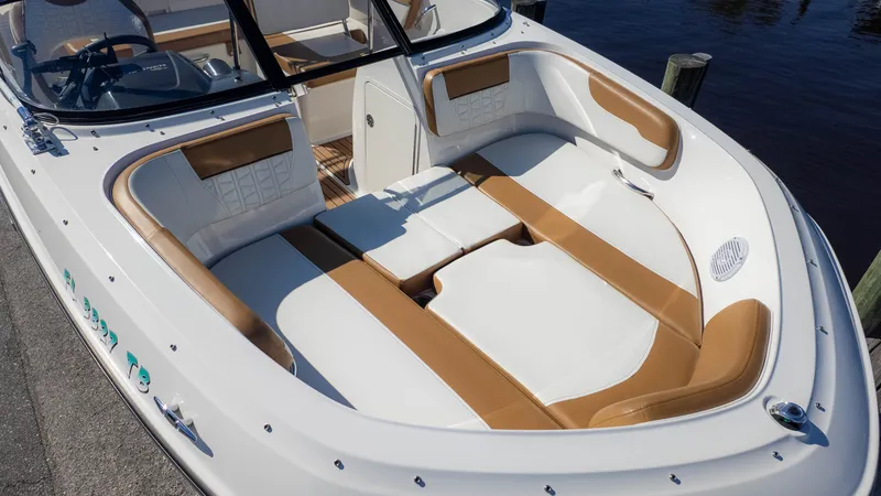 Slide: The Image of Bayliner VR5 2022 - 13