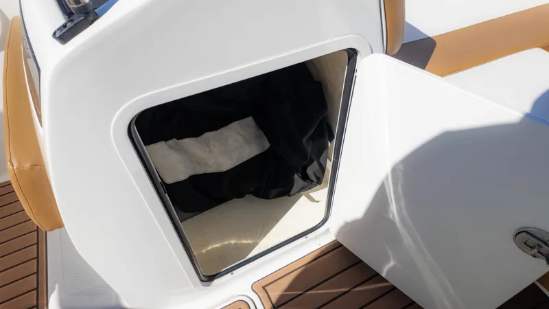 Slide: The Image of Bayliner VR5 2022 - 15