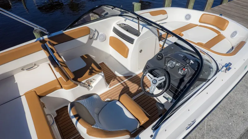 Slide: The Image of Bayliner VR5 2022 - 16