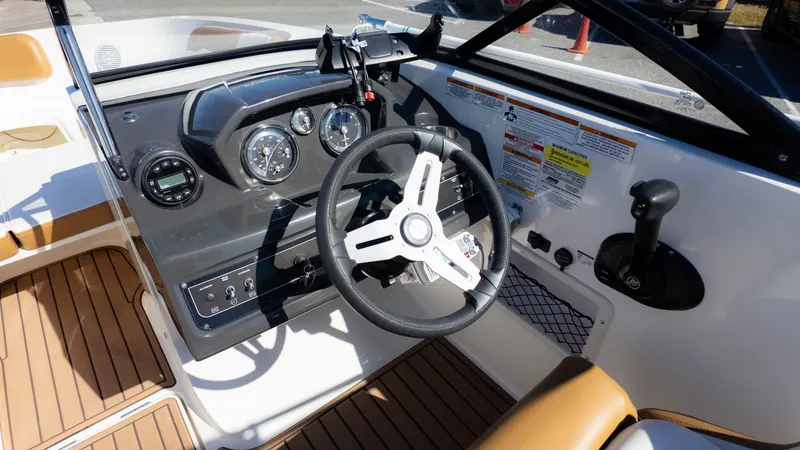 Slide: The Image of Bayliner VR5 2022 - 18