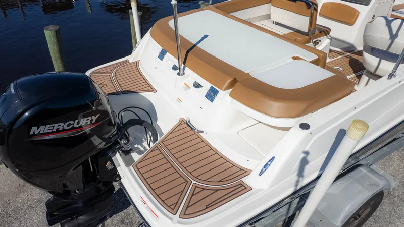 Slide: The Image of Bayliner VR5 2022 - 5