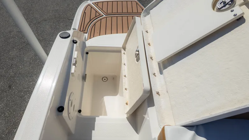 Slide: The Image of Bayliner VR5 2022 - 6