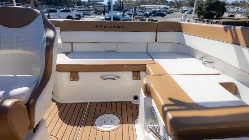 Slide: The Image of Bayliner VR5 2022 - 7