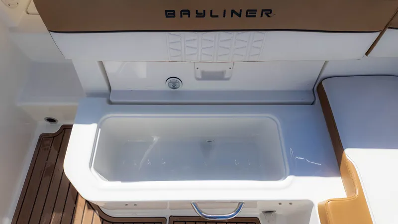 Slide: The Image of Bayliner VR5 2022 - 8