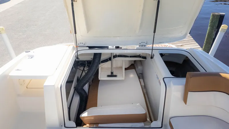 Slide: The Image of Bayliner VR5 2022 - 9