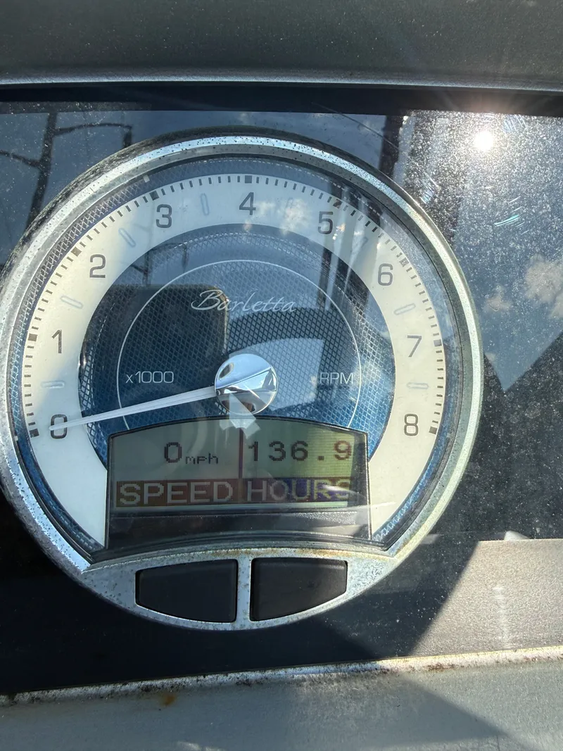 Slide: The Image of Barletta Corsa 23QCSS 2021 tachometer displaying 136.9 hours. - 10