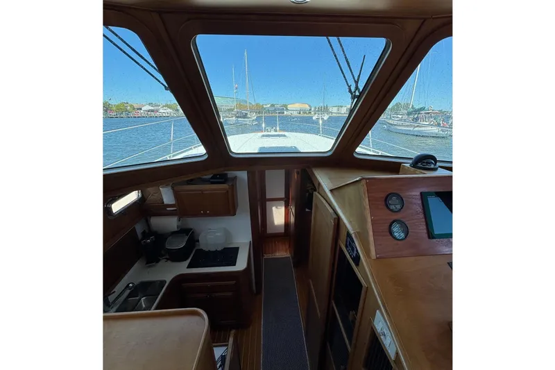 Slide: The Image of Interior view of 2004 Sabre 42 Fly Bridge yacht. - 9