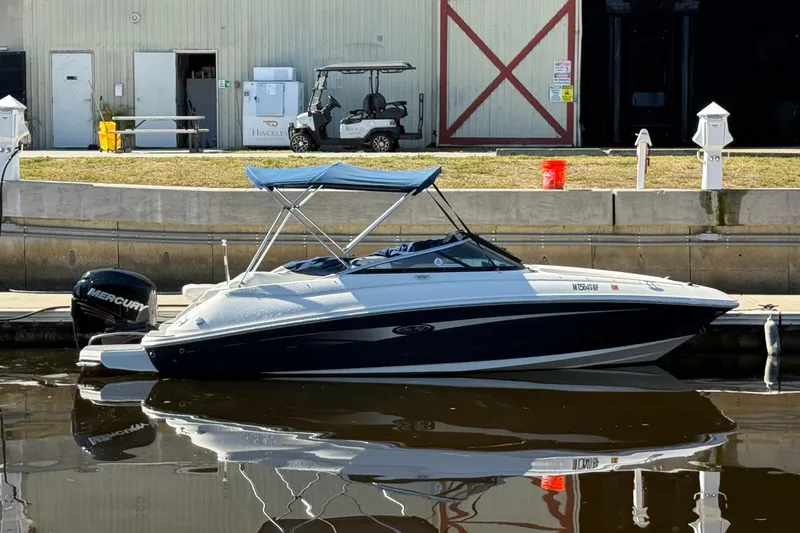 The Image of Sea Ray 220 Sundeck 2014 - undefined