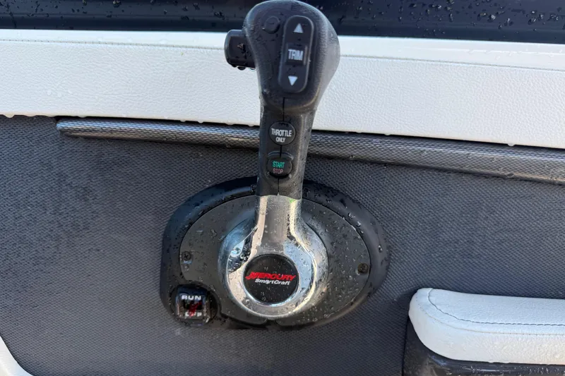 Slide: The Image of Throttle control of a 2014 Sea Ray 220 Sundeck boat, featuring Mercury SmartCraft. - 16