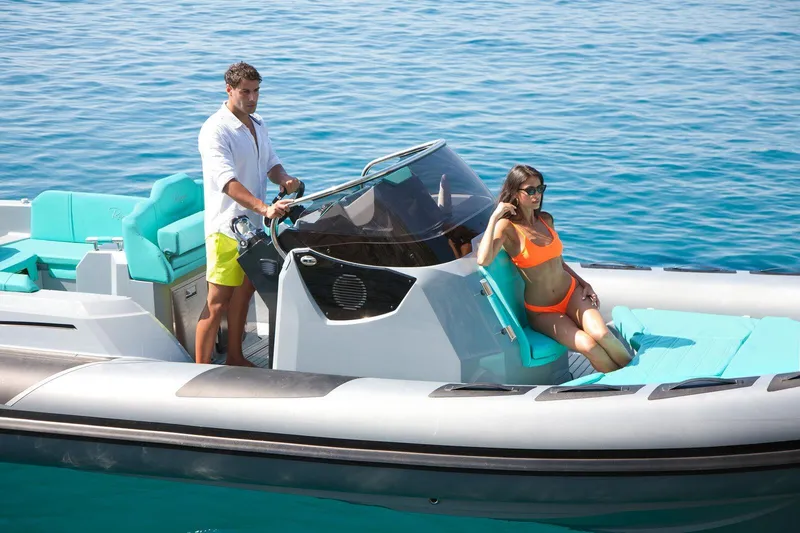 Slide: The Image of 2026 Ranieri CAYMAN 27.0 SPORT TOURING on clear blue water, featuring stylish passengers. - 10