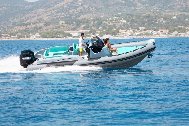 Slide: The Image of 2026 Ranieri CAYMAN 27.0 SPORT TOURING cruising on blue ocean waters. - 4