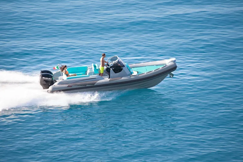 Slide: The Image of 2026 Ranieri CAYMAN 27.0 SPORT TOURING speeding on clear blue water. - 8