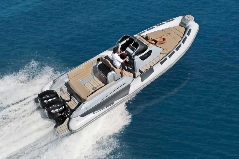 The Image of 2026 Ranieri CAYMAN 28.0 EXECUTIVE cruising on blue ocean waters. - 0
