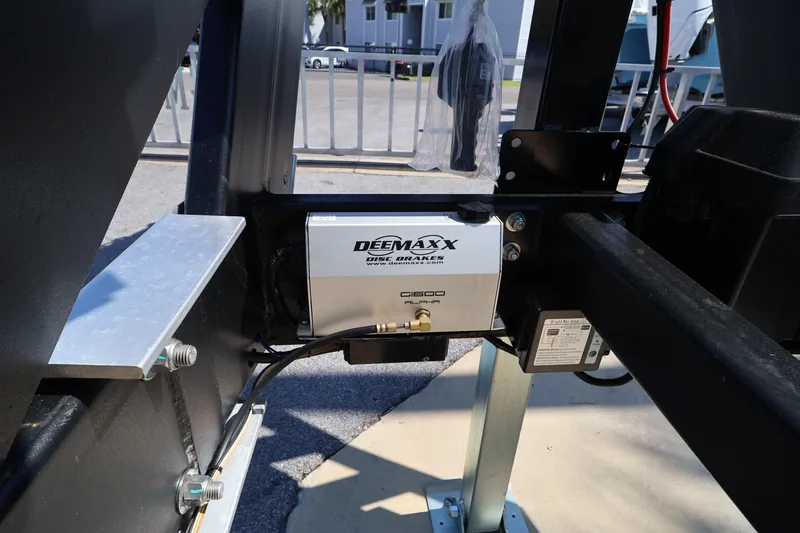 Slide: The Image of DeeMaxx disc brakes on Contender 44 CB, 2026 model, close-up view. - 71