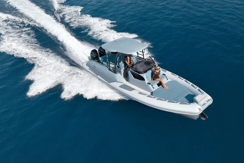 The Image of 2026 Ranieri CAYMAN 33.0 EXECUTIVE cruising on clear blue water. - 0