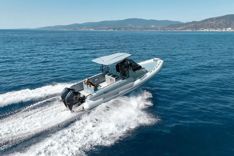 Slide: The Image of 2026 Ranieri CAYMAN 33.0 EXECUTIVE cruising on open sea, showcasing sleek design. - 42