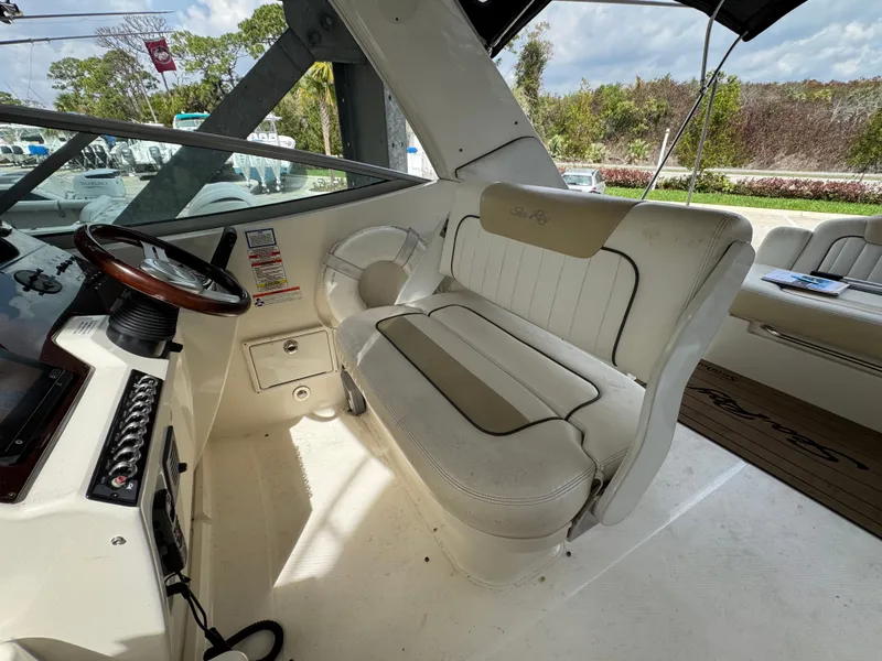 Slide: The Image of Sea Ray Sundancer 310 2010 - 16