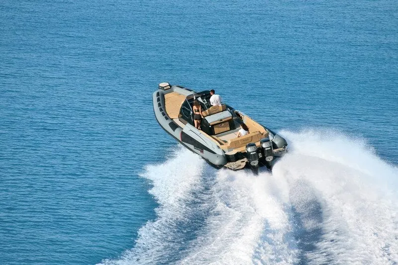 Slide: The Image of 2026 Ranieri CAYMAN 38.0 EXECUTIVE speeding on open water, showcasing luxury and performance. - 3