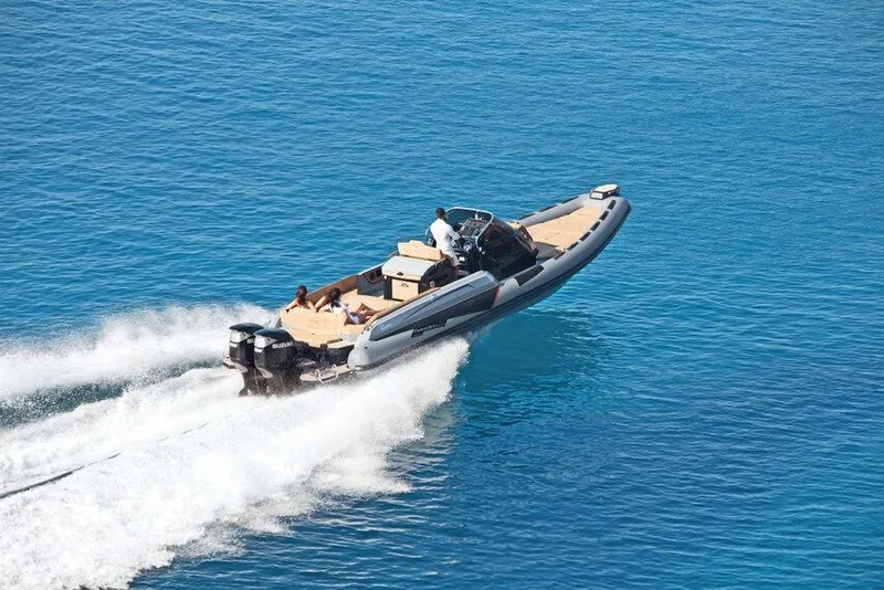 Slide: The Image of 2026 Ranieri CAYMAN 38.0 EXECUTIVE speeding on clear blue water. - 6