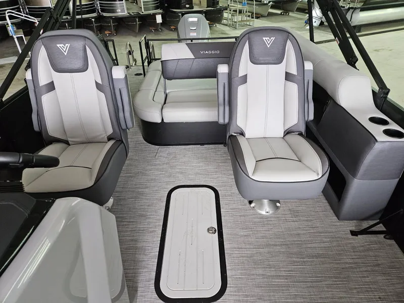 Slide: The Image of Viaggio LAGO V20S TRITOON 2026 - 10