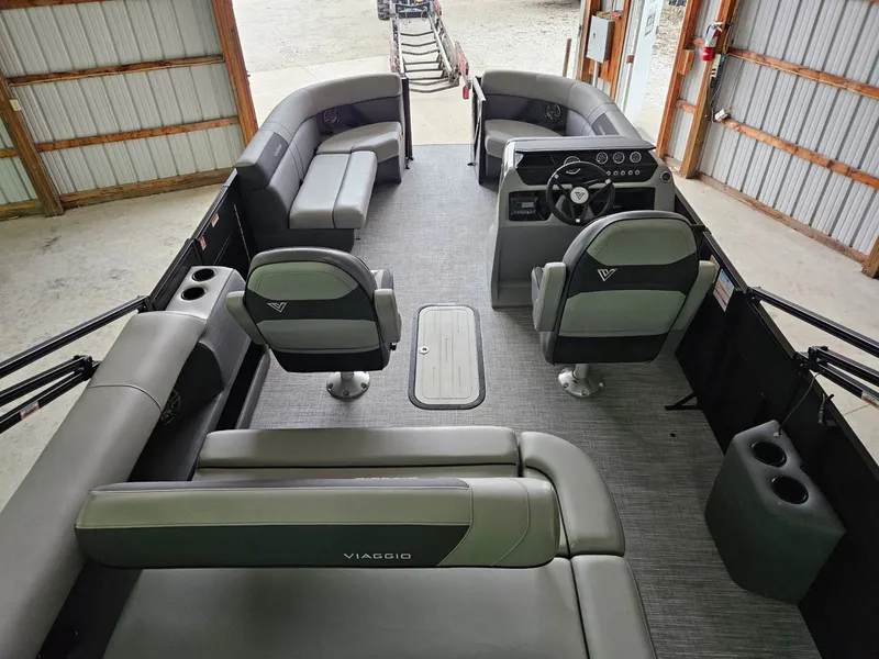 Slide: The Image of Viaggio LAGO V20S TRITOON 2026 - 13