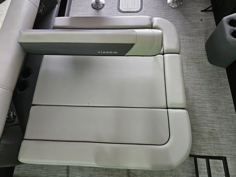 Slide: The Image of Viaggio LAGO V20S TRITOON 2026 - 6