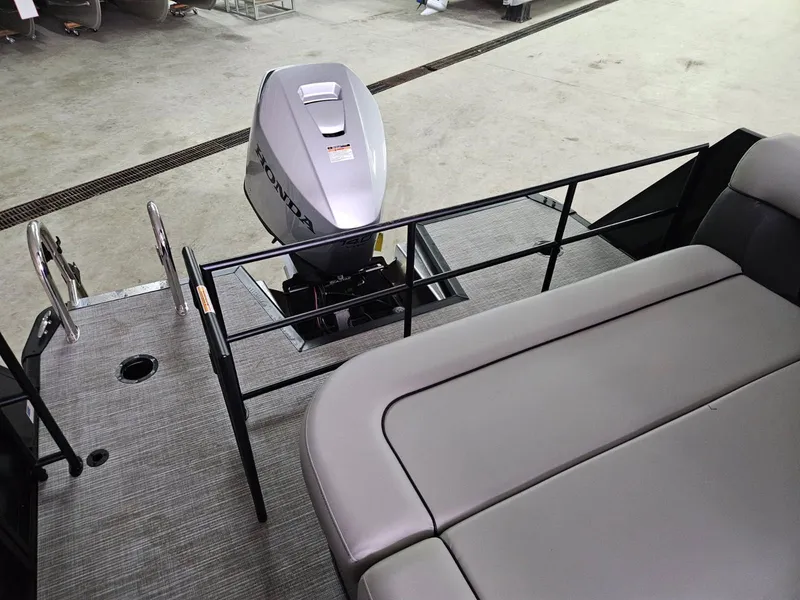 Slide: The Image of Viaggio LAGO V20S TRITOON 2026 - 8