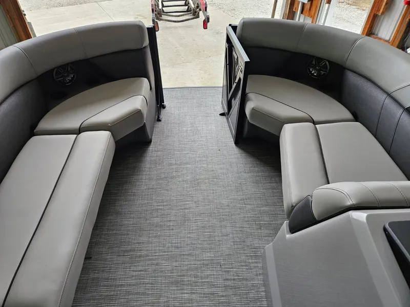 Slide: The Image of Viaggio LAGO V20S TRITOON 2026 - 9