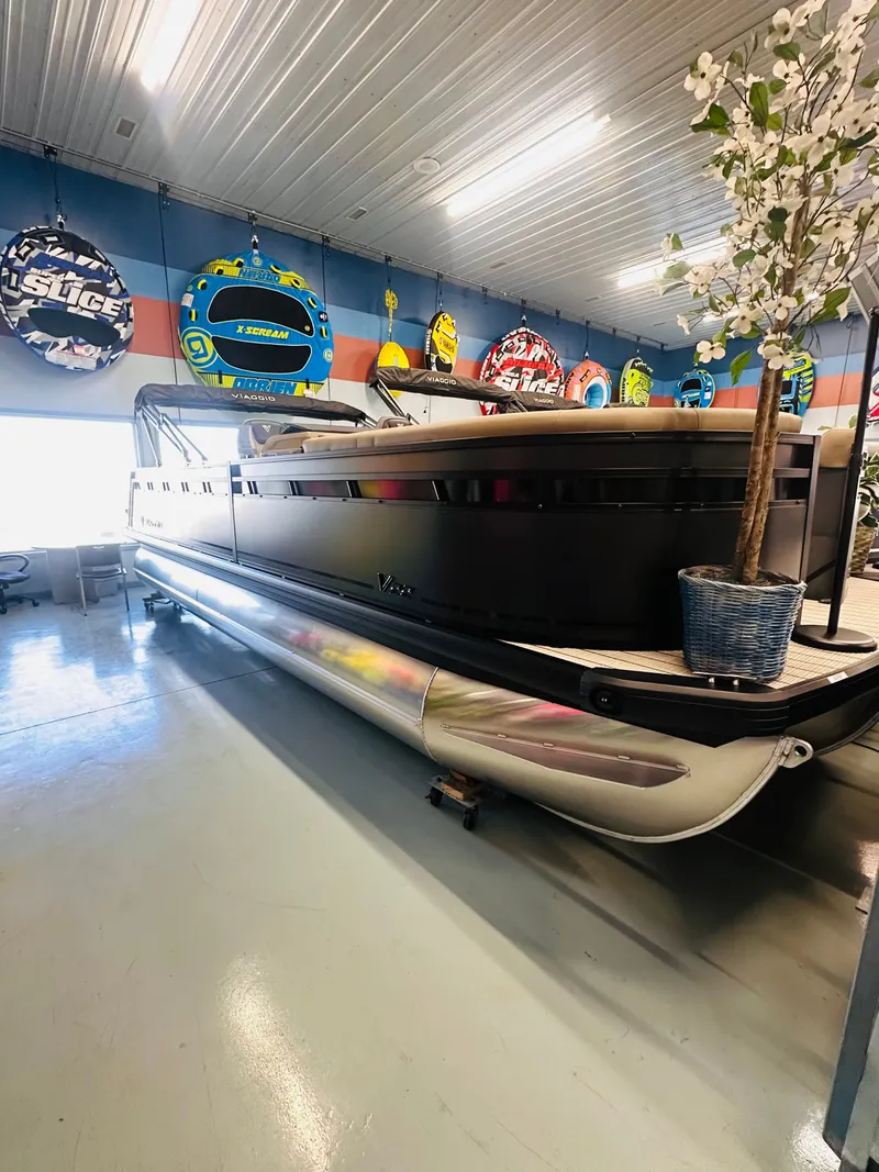 The Image of Viaggio LAGO V22S TRITOON 2026 - 0