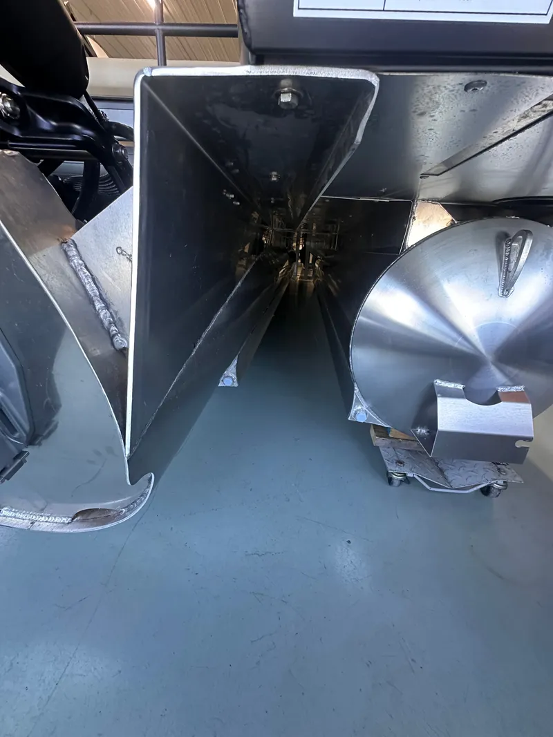 Slide: The Image of Viaggio LAGO V22S TRITOON 2026 - 10