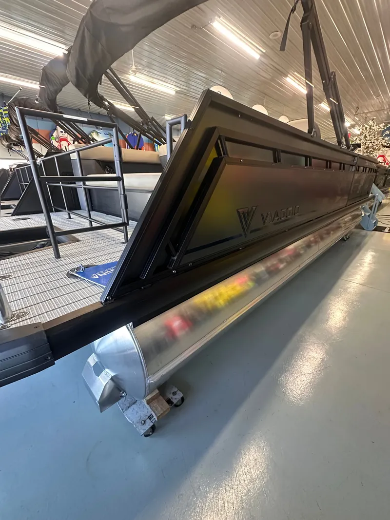 Slide: The Image of Viaggio LAGO V22S TRITOON 2026 - 11