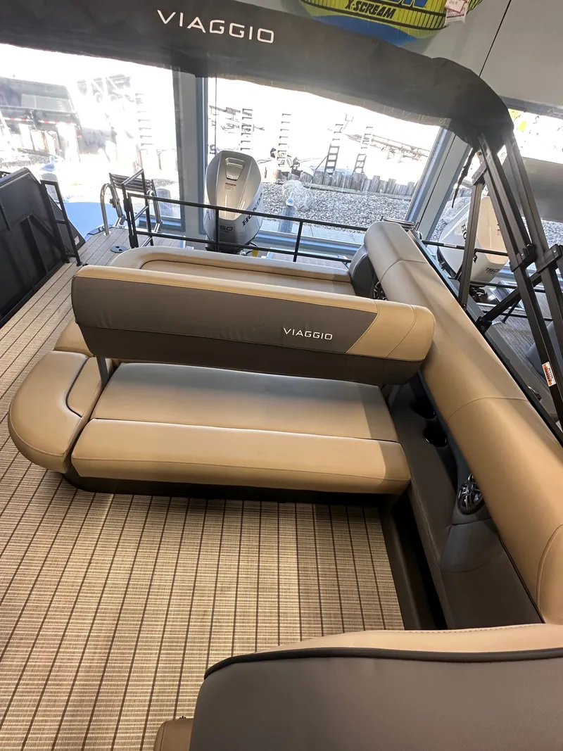 Slide: The Image of Viaggio LAGO V22S TRITOON 2026 - 12