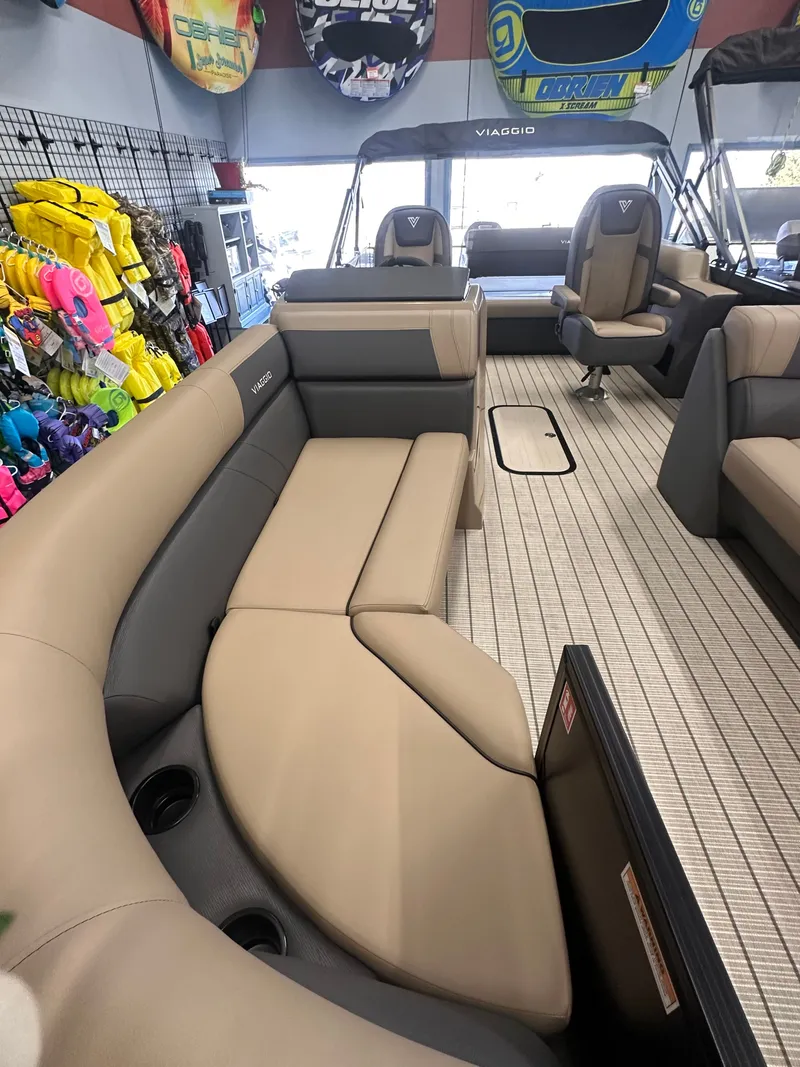 Slide: The Image of Viaggio LAGO V22S TRITOON 2026 - 2