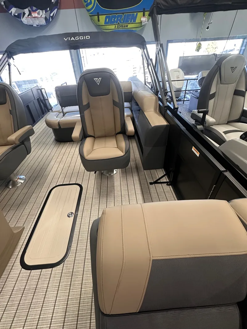 Slide: The Image of Viaggio LAGO V22S TRITOON 2026 - 3