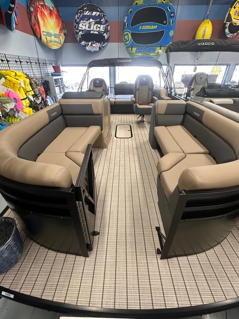 Slide: The Image of Viaggio LAGO V22S TRITOON 2026 - 4