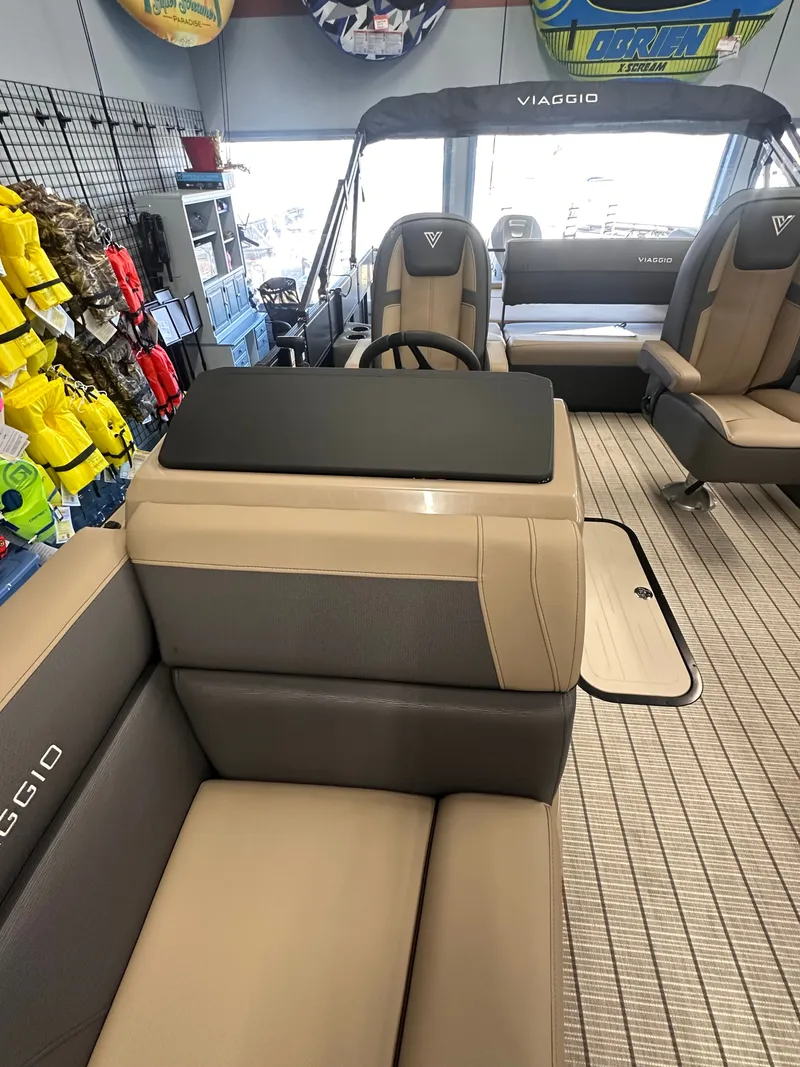 Slide: The Image of Viaggio LAGO V22S TRITOON 2026 - 5