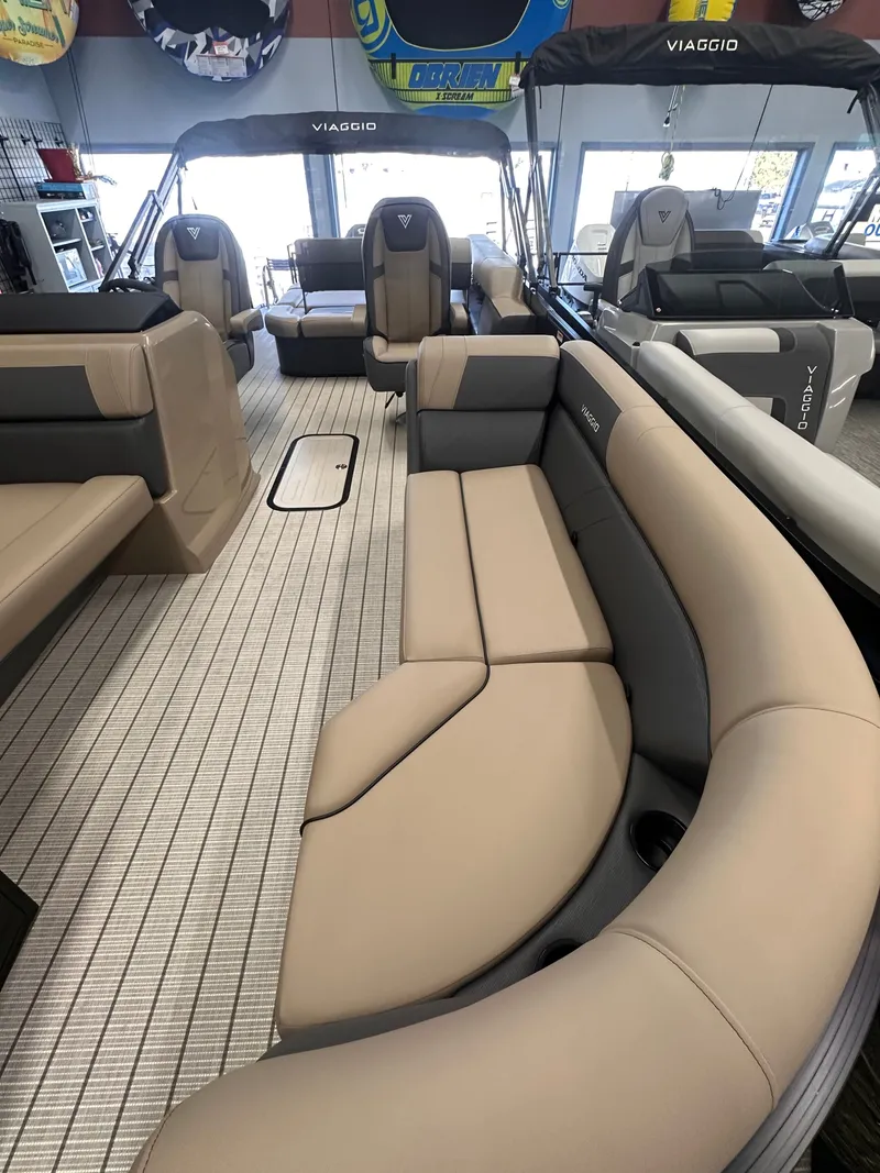 Slide: The Image of Viaggio LAGO V22S TRITOON 2026 - 6