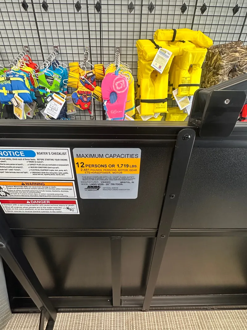 Slide: The Image of Viaggio LAGO V22S TRITOON 2026 - 7