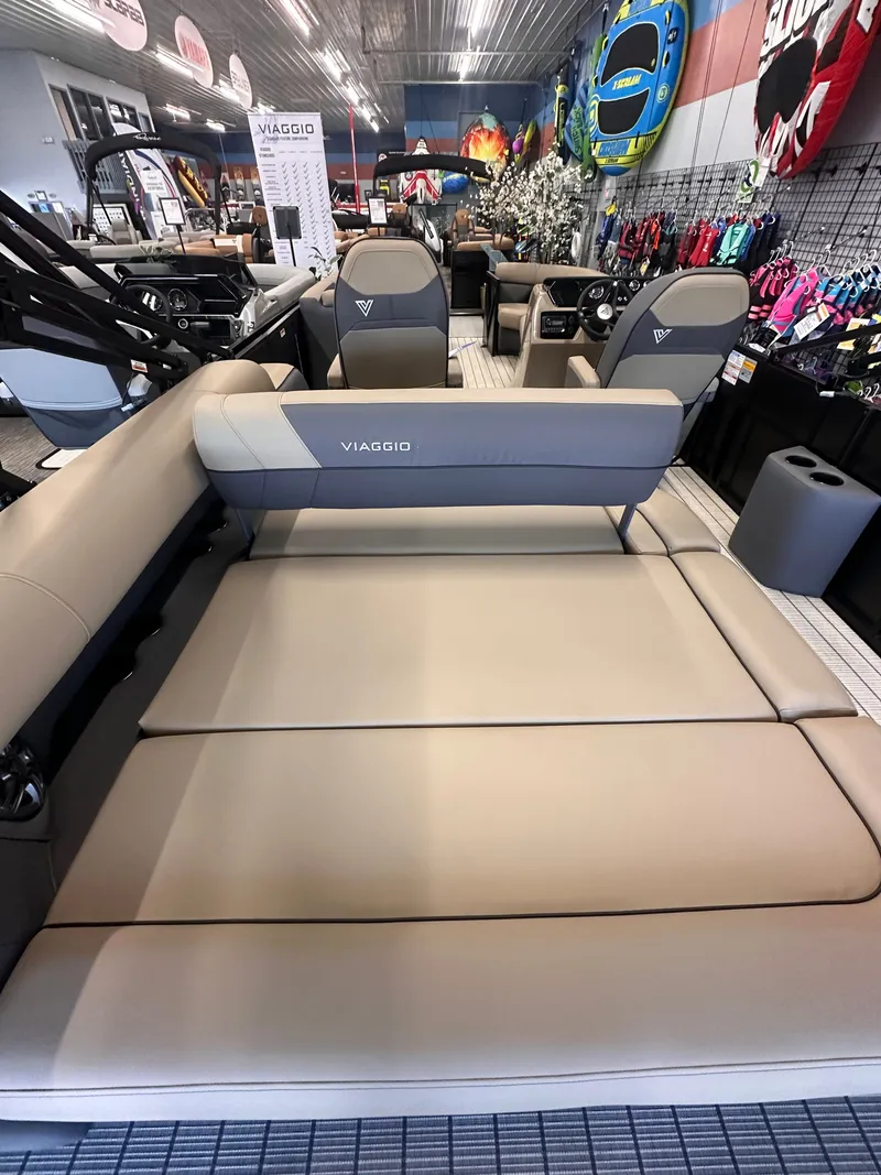 Slide: The Image of Viaggio LAGO V22S TRITOON 2026 - 8