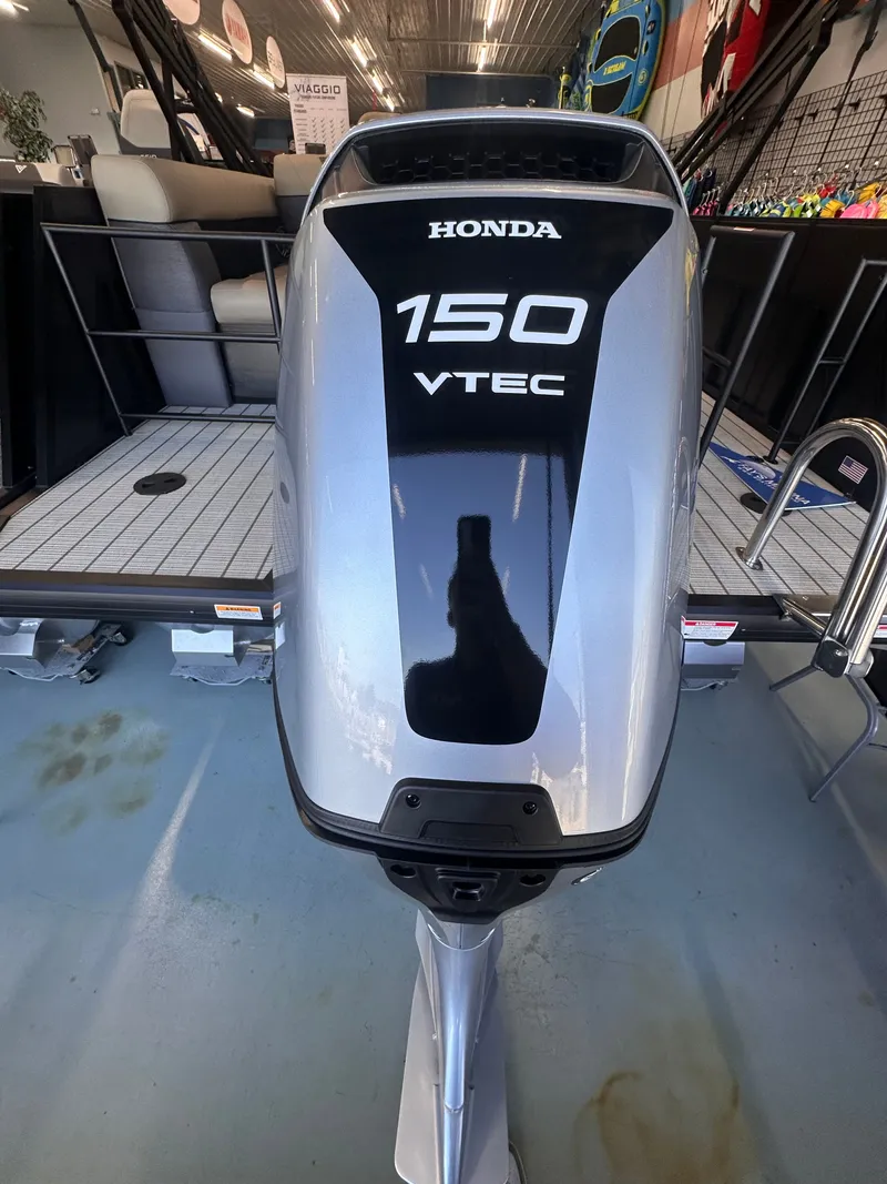 Slide: The Image of Viaggio LAGO V22S TRITOON 2026 - 9