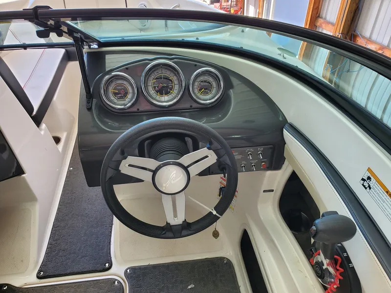 Slide: The Image of Sea Ray 190 Sport 2014 - 14