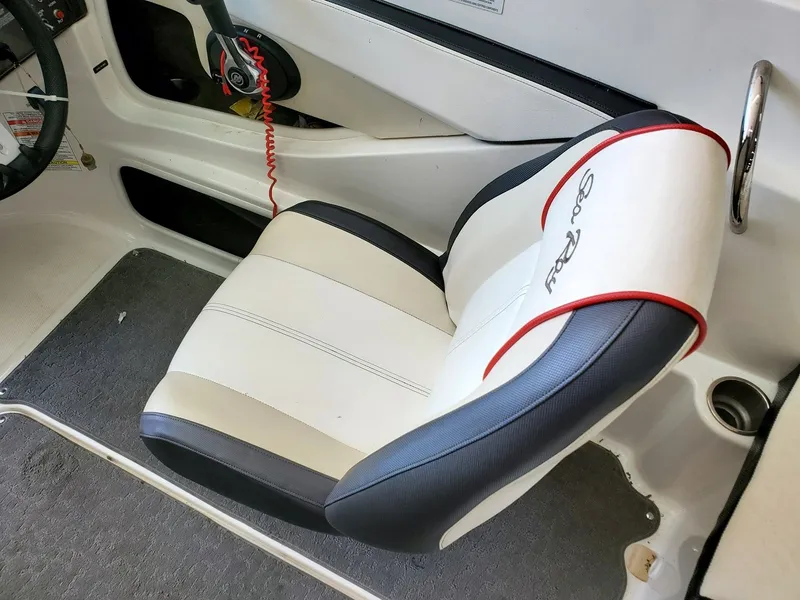 Slide: The Image of Sea Ray 190 Sport 2014 - 29